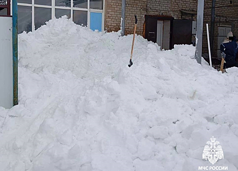 Снег с крыши завалил мужчину в Башкирии