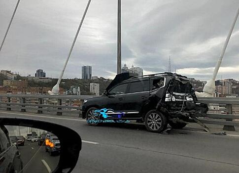 «Видимо капот на ходу открылся»: очередная авария произошла на Золотом мосту