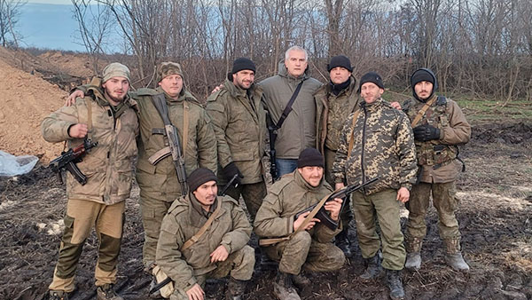 Вооруженный автоматом глава Крыма Аксенов посетил укрепрайон в Запорожской области