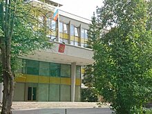 Неизвестные бросили емкости с краской перед входом в посольство РФ в Швеции