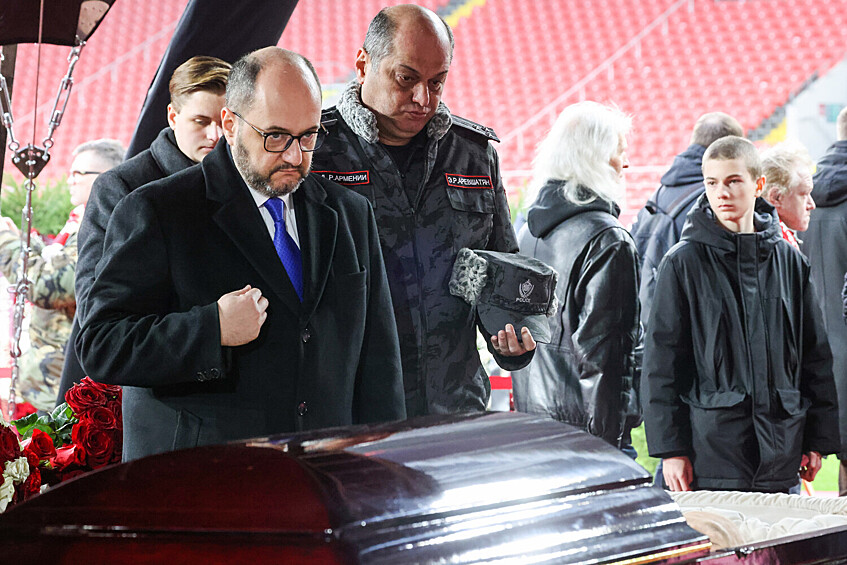 Глава аппарата премьер-министра Араик Арутюнян и представитель полиции Армении при посольстве Армении в РФ Эдгар Аревшатян (слева направо) во время церемонии прощания с олимпийским чемпионом 1956 года и лучшим бомбардиром московского «Спартака» Никитой Симоняном на стадионе «Лукойл Арена» в Москве, 27 ноября 2025 года