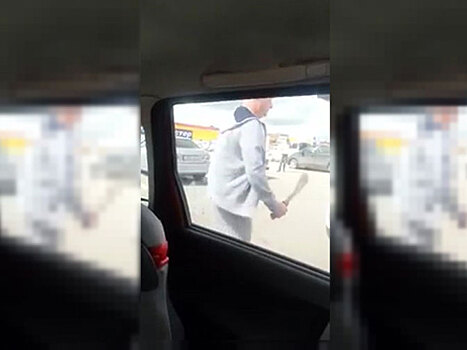 Мужчина с мачете напал на машину с женщиной и ребенком: видео