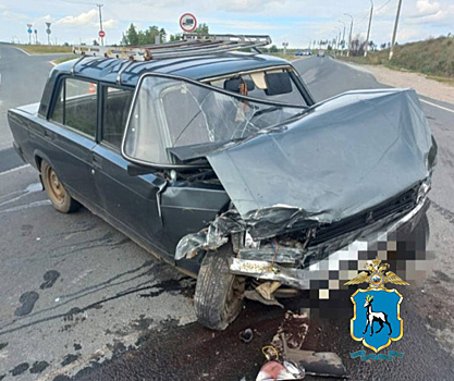 В Самарской области Priora влетела в световую опору вдоль трассы