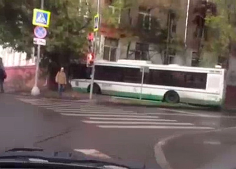 Автобус врезался в дерево и уехал с места аварии в Москве