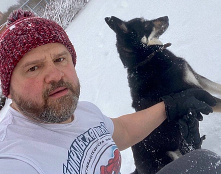 Депутат Госдумы Юрий Станкевич поделился фото зимней зарядки с любимым питомцем