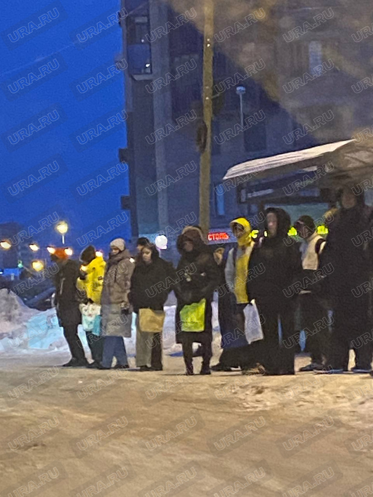 Жители Екатеринбурга не могут дождаться автобуса на Широкой речке