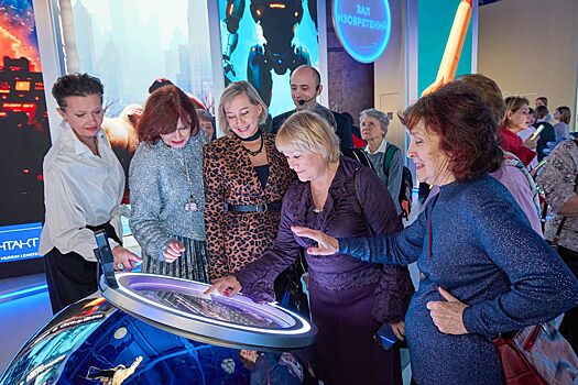 Новые экскурсии открыли для участников «Московского долголетия» в национальном центре «Россия»