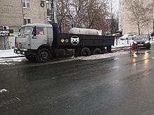 В центре Пензы под КамАЗом провалился грунт