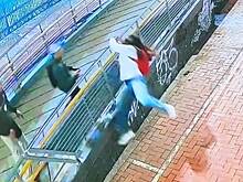Девушка ловко спаслась от вооруженных грабителей и попала на видео