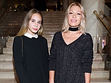 Аврора пришла на спектакль «Двое. День в Париже» в Большом театре с подросшей дочерью, а Шпица — с новоиспеченным женихом