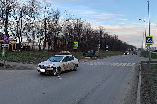 В Ростове на Белоусова пешеход попал под колеса иномарки