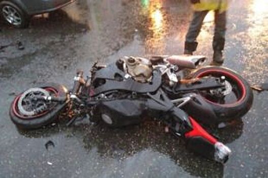Мотоциклиста, который разбился на КАД, увезли на вертолете