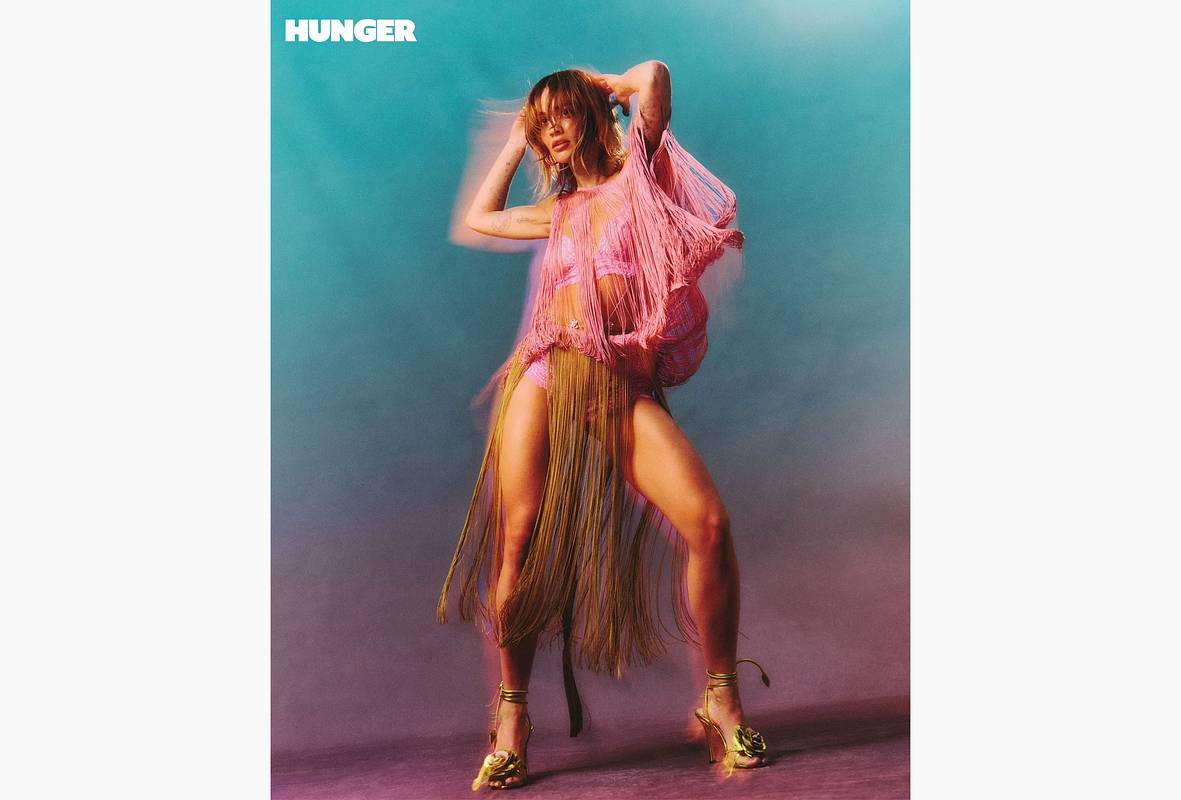 Рита Ора снялась в оголяющем тело наряде для журнала 