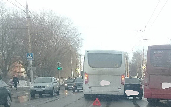 В Рязани столкнулись маршрутка и учебный автомобиль