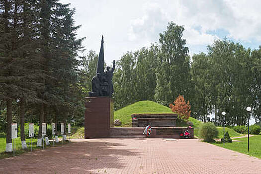 Слова песни Матусовского и Баснера увековечат на комплексе "Безымянная высота"