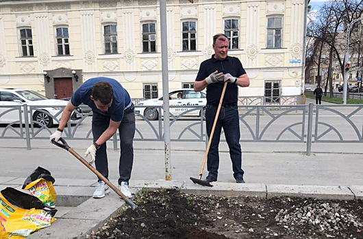 Губернатора Куйвашева заметили с лопатой в центре Екатеринбурга. Фото, видео