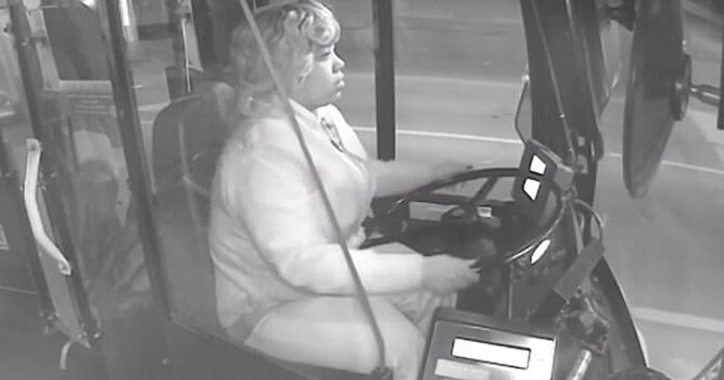 Водитель автобуса спасает мальчика в морозную погоду, остановив автобус и забрав его к себе. Это невероятно!