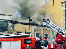Историческое здание загорелось в центре Москвы