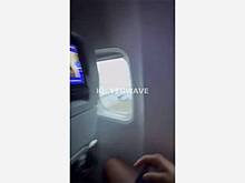 Паника в салоне самолета с горящим двигателем попала на видео