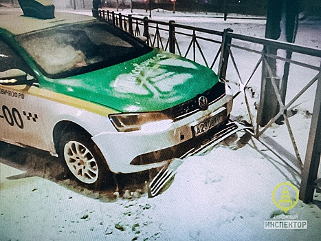 Водитель такси скончался за рулем в Петербурге
