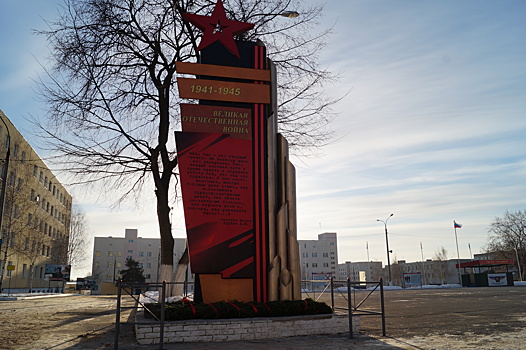 В дзержинской воинской части открыли обновленную стелу «Памяти воинов тыла»