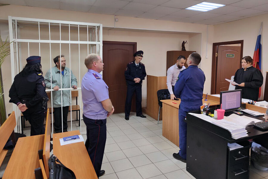 В Омске закрыли уголовное дело священника, повесившего в храме икону с Бандерой