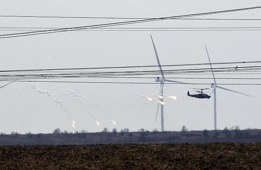 Вертолет Ка-52М около колонны военной техники ВС РФ в Армянске