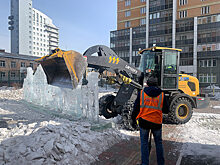 В Красноярске продолжается уборка дворов от снега