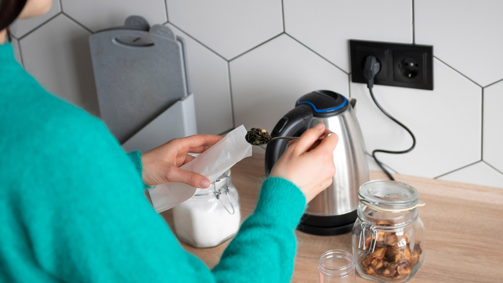 Почему в СССР розетки всегда были под рукой, а теперь — где попало