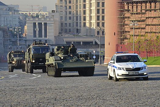Автоинспекторы 100-го ВАИ совместно с подразделениями ГИБДД обеспечили передвижение парадного расчета механизированной техники в Москве