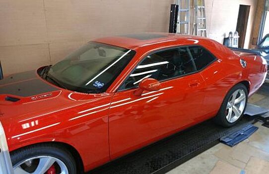 Новый Dodge Challenger SRT8 с пробегом 14 километров хранился в гараже 11 лет
