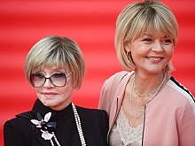 Красная помада и смелое окрашивание: Юлия Меньшова показала фото мамы-актрисы на сцене театра