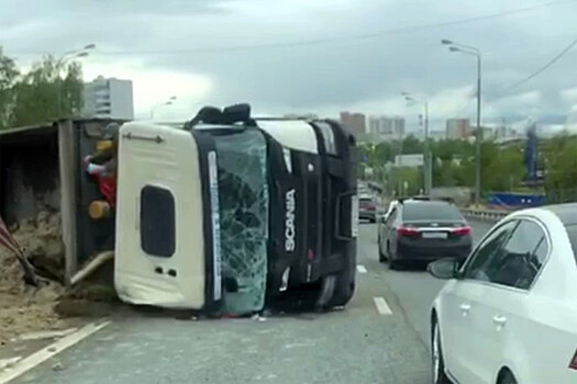 В Москве перевернулся большегруз: движение парализовано