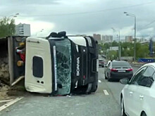 В Москве перевернулся большегруз: движение парализовано
