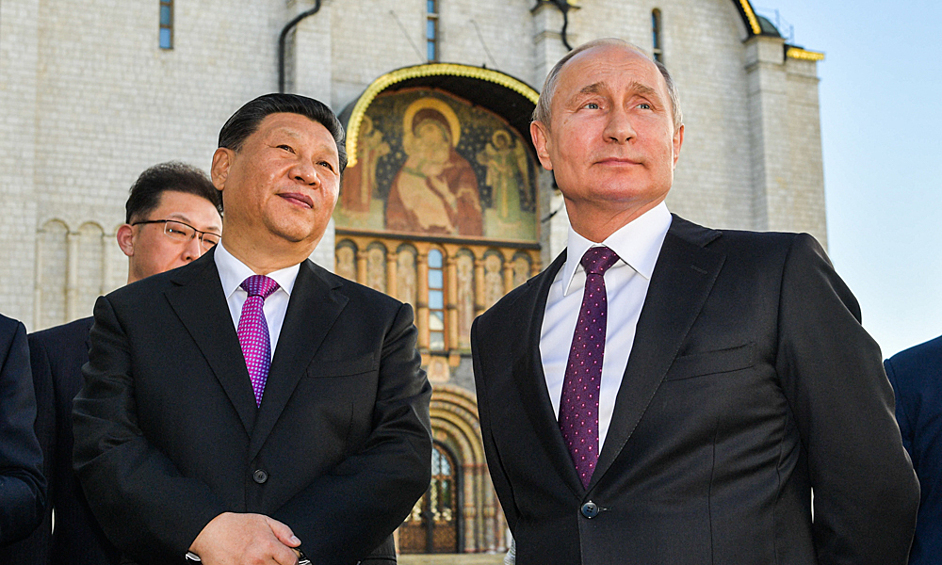 Председатель КНР Си Цзиньпин и президент РФ Владимир Путин на территории Московского Кремля, 2019 год