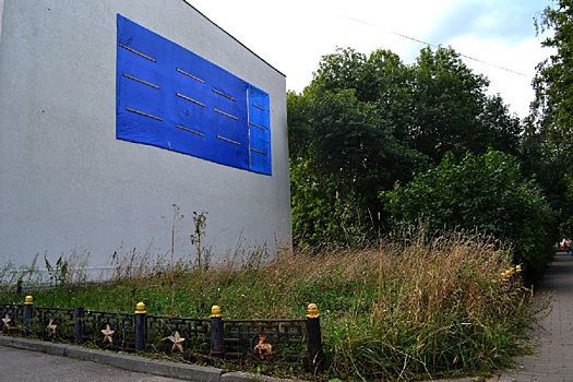 Советскую мозаику на фасаде бассейна «Чайка» спрятали под синим прямоугольником