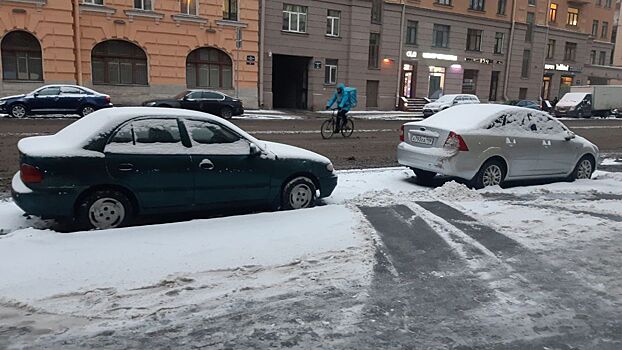 Обледеневшие дороги омрачают петербуржцам утро среды