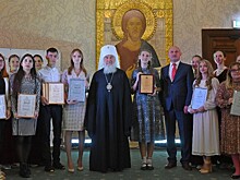 Митрополит наградил начинающих писателей