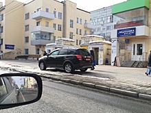 Внедорожник с дипломатическими номерами припарковался на тротуаре Красного проспекта