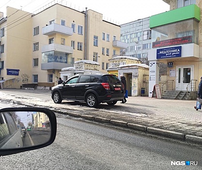 Внедорожник с дипломатическими номерами припарковался на тротуаре Красного проспекта
