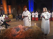 Изображение в немецкой церкви Иисуса завернутой в липкую бумагу женщиной вызвало ярость