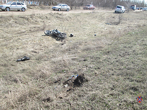 В Урюпинском районе мотоциклист вылетел с трассы и опрокинулся в кювет