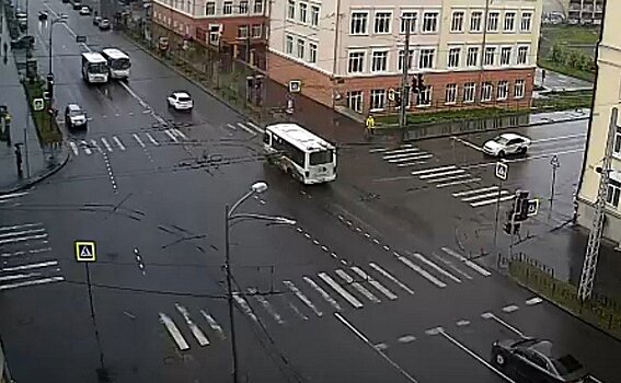 В ГИБДД нашли водителя маршрутки, который выехал на встречку в центре Петрозаводска