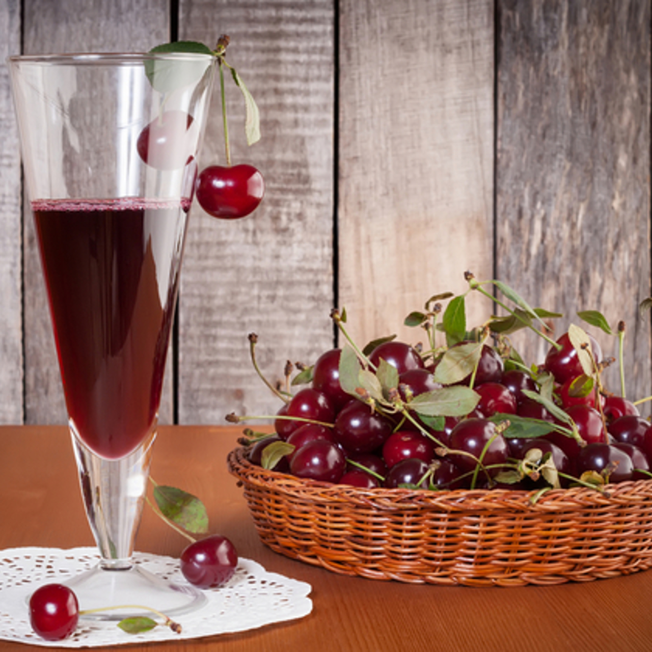 Наливка на вишне. Рецепт домашней наливки из вишни. Вишневка наливка. Рецепт домашней наливки из вишни. Вишневый ликер.