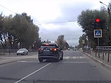 В Твери иномарка пронеслась на красный свет через переход возле школы