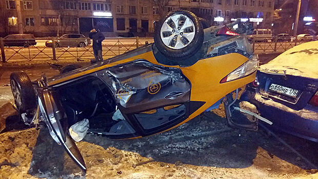 В Петербурге каршеринговый автомобиль бросили на крыше