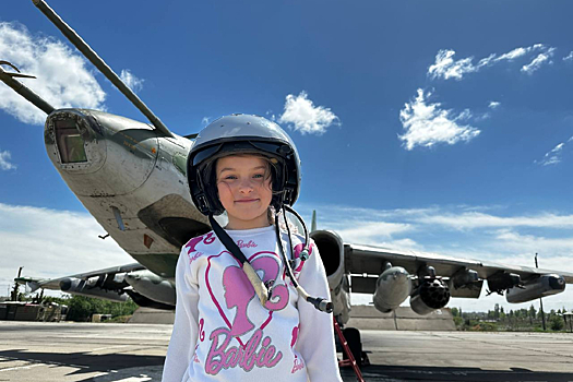 Летчики штурмовой авиации группировки «Юг» ВКС России пригласили девочку из Макеевки на экскурсию на военный аэродром