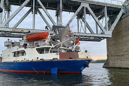 В Костроме танкер столкнулся с железнодорожным мостом