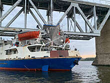 В Костроме танкер столкнулся с железнодорожным мостом