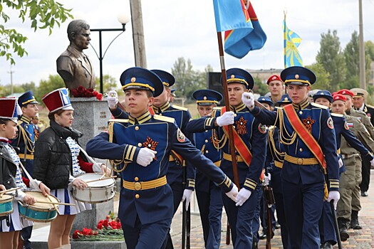 В Крыму торжественно открыли памятник Герою России капитану Сергею Косачеву